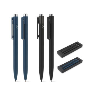 MEDEIROS. Conjunto composto por uma esferográfica e uma caneta sem tinta, ambas em alumínio 94% reciclado